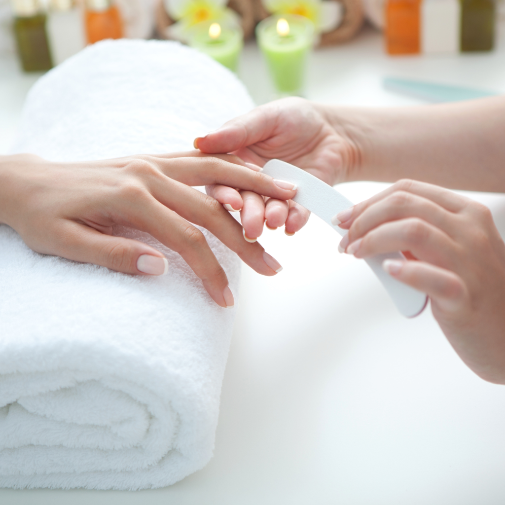 Manicure & Pedicure zabieg manicure pilniczkiem na paznokciach